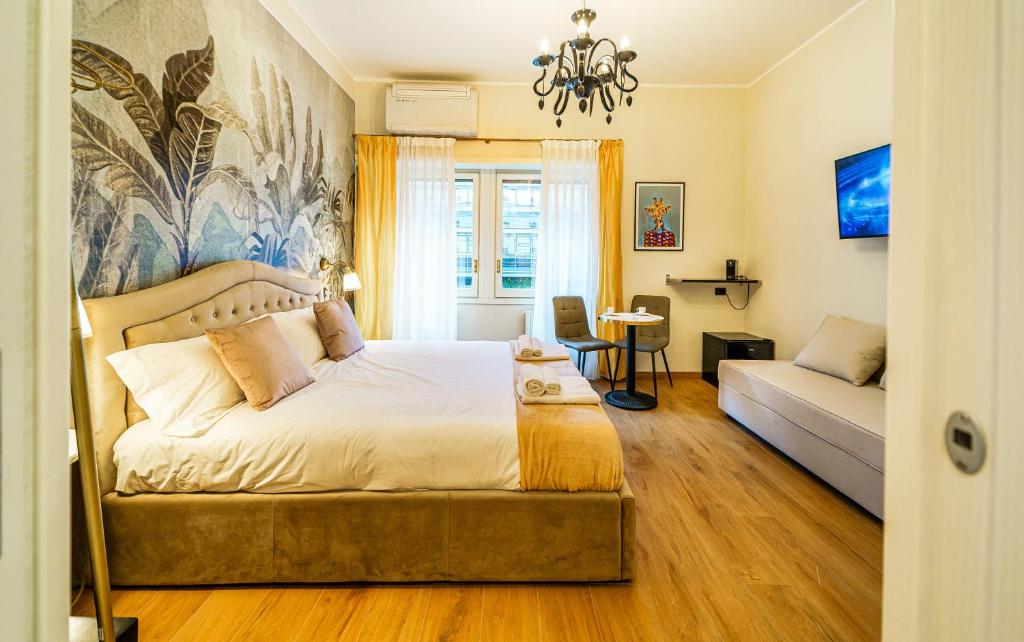 une chambre avec un lit et un canapé dans l'établissement Romana Suites, à Milan