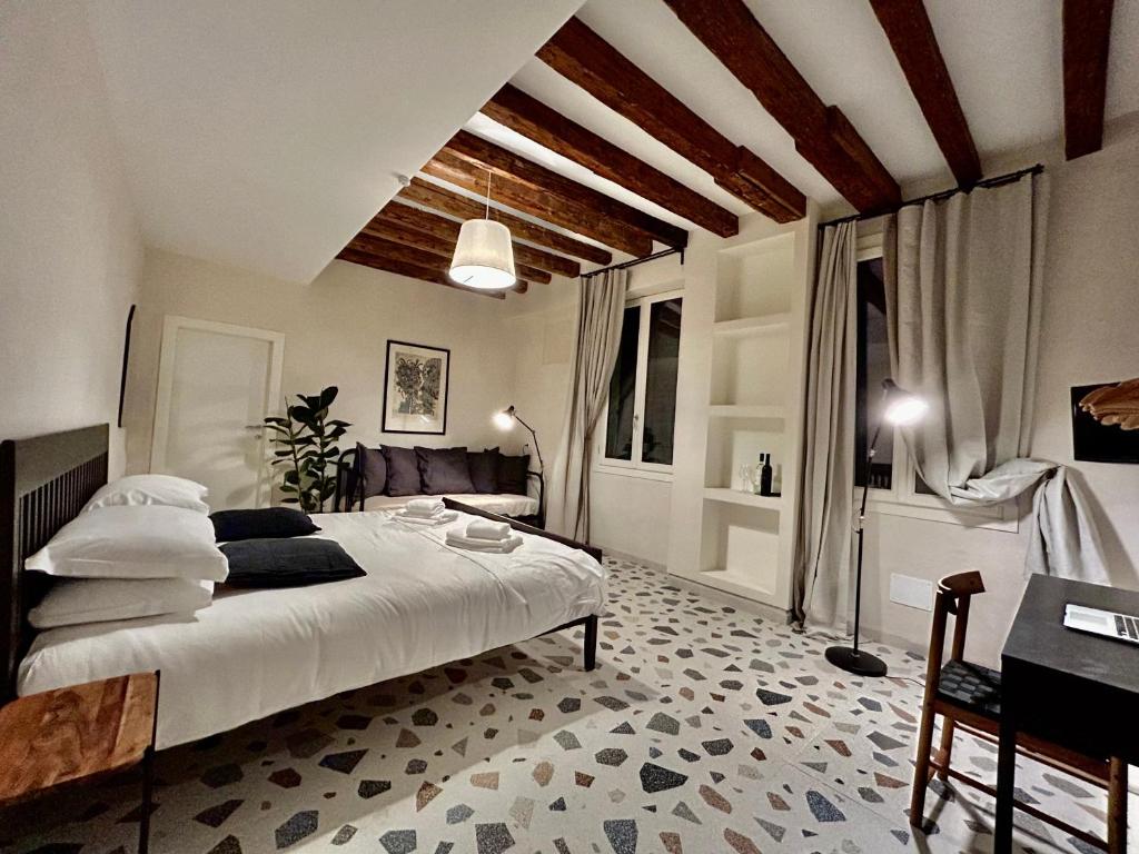 Farini Suites wi-fi - Double Room With Private Bathroom