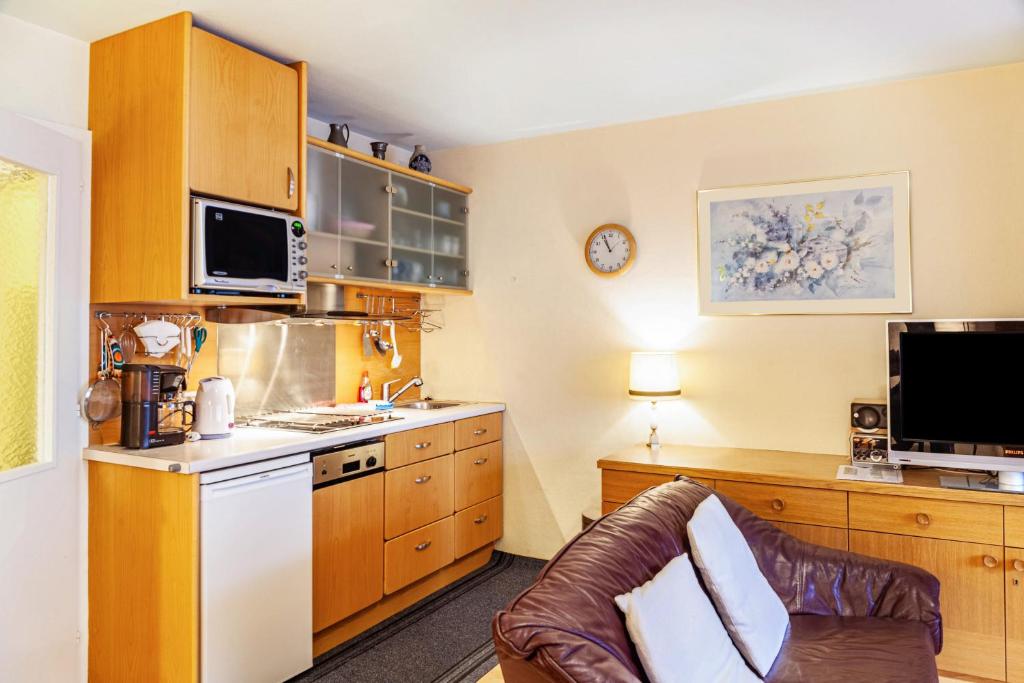 uma pequena cozinha com fogão e micro-ondas em Haus Excelsior Top 6 em Seefeld in Tirol