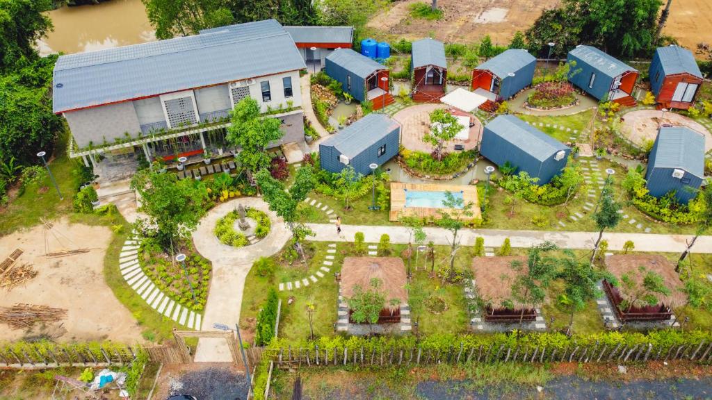 - une vue aérienne sur une maison modèle avec un jardin dans l'établissement Kampot Tropical Village, à Kampot