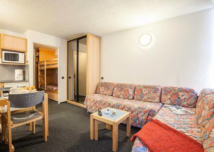un salon avec un canapé et une table dans l'établissement Tignes appart 4 pers /piscine/sauna/pied des pistes, à Tignes
