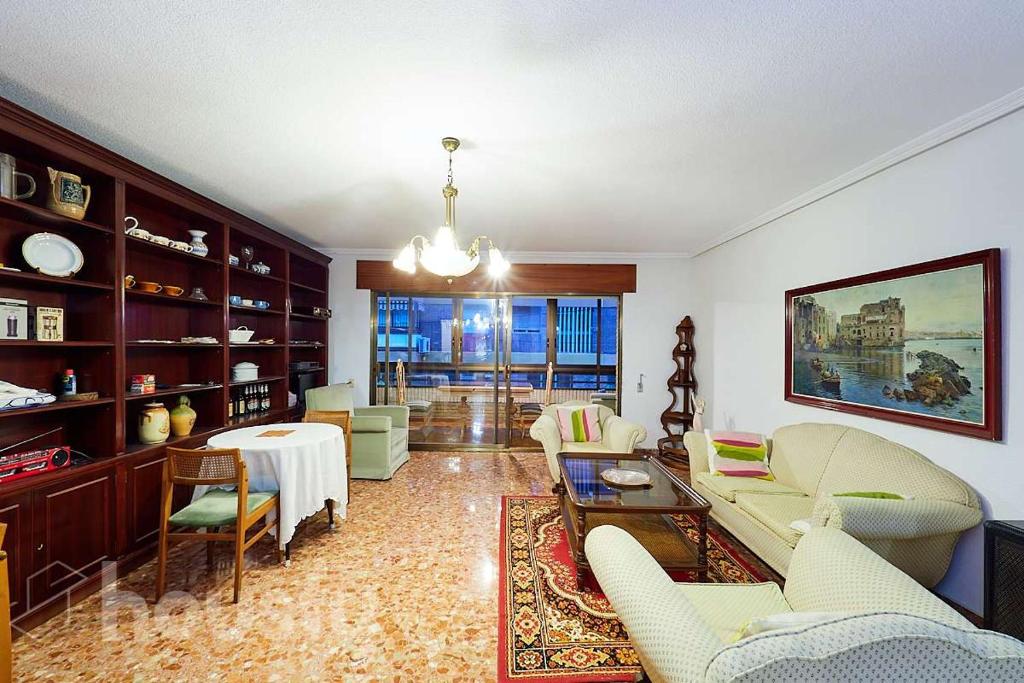 Homestay Classic Bedroom in the Center of Alicante, Spain ...