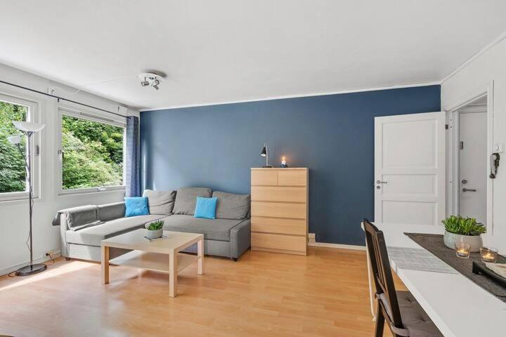 ein Wohnzimmer mit Sofa und Tisch in der Unterkunft Fully equipped independent apartment near NTNU,Lerkendal og center in Trondheim