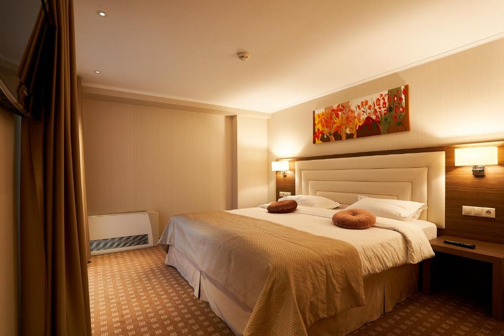 une chambre d'hôtel avec un lit et 2 serviettes. dans l'établissement Petrodava ONE, à Piatra Neamţ