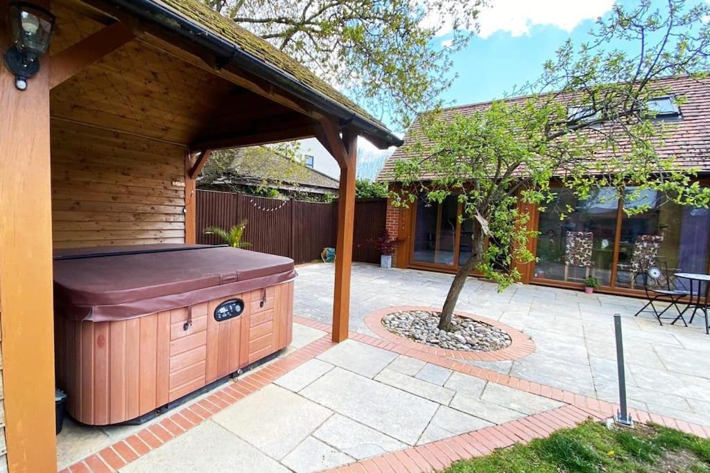 une terrasse avec barbecue dans une maison dans l'établissement The Retreat, A relaxing getaway for couples, à Hambrook