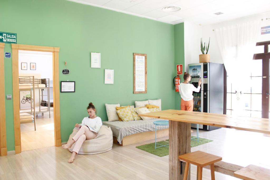 Posezení v ubytování Hostel Águilas Isla del Fraile