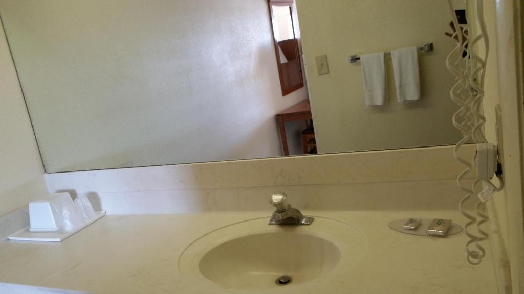 Economy Inn Dillon - Double Room With Two Double Beds - Non-Smoking