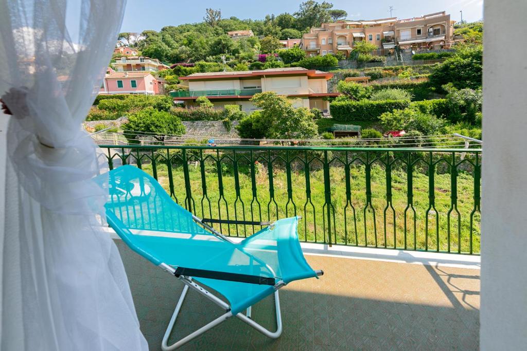 una sedia blu seduta in cima a un balcone di Casa Luisa Relax & Outdoor in Finale a Finale Ligure