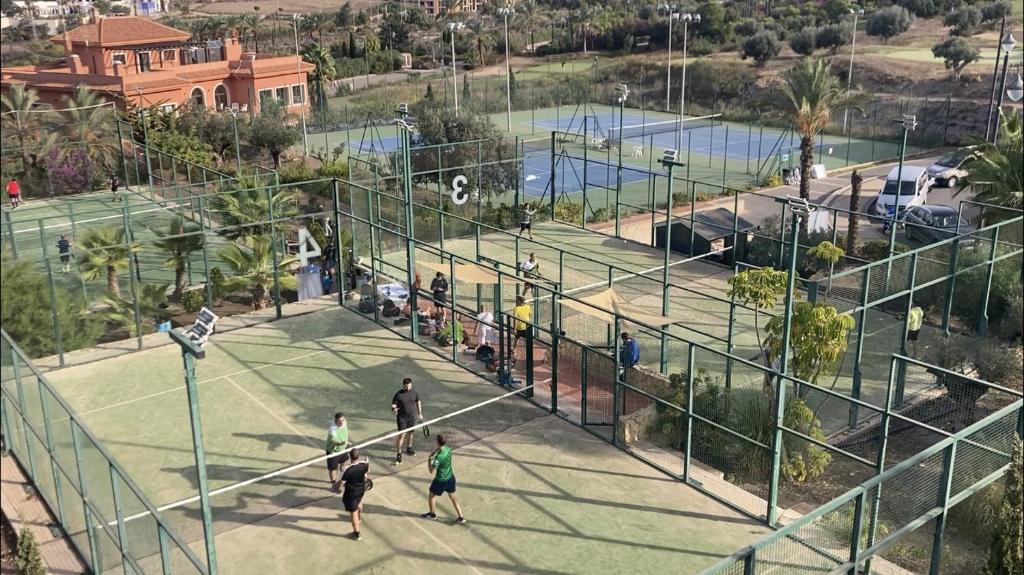 Tenis a/nebo squash v ubytování Hostel Águilas Isla del Fraile nebo okolí