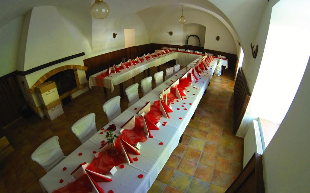 Restaurace v ubytování Penzion Zámek Rozsochatec