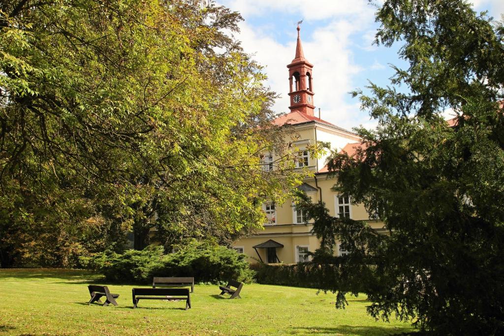 Zahrada ubytování Penzion Zámek Rozsochatec