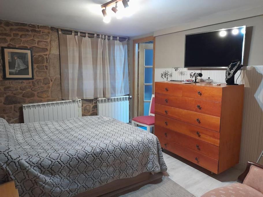 Una cama o camas en una habitación de Agradable casa rural en Galicia