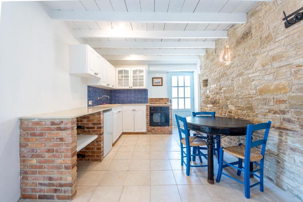 Cyprus Villages Hotel & Restaurant - Central Location - Bed & Breakfast - With Access To Pool And Stunning Views - Apartamento De Um Quarto - Mespilo House