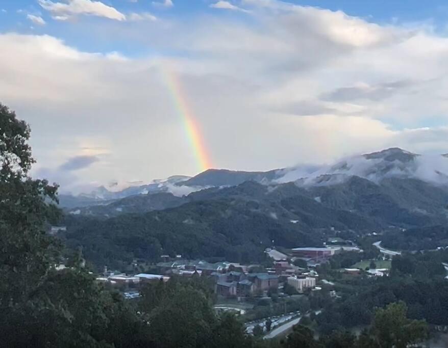 2 Bedroom Apartment overlooks WCU and Cullowhee NC - Smoke and Pet free - Housity