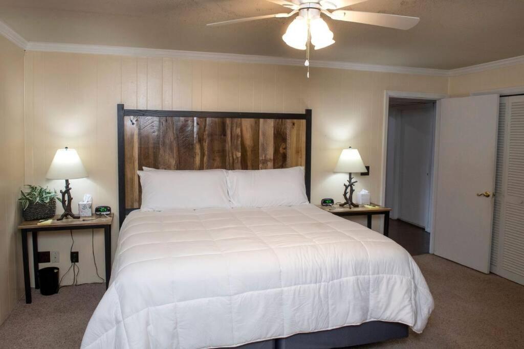 um quarto com uma grande cama branca e duas mesas em 2 Bedroom Apartment overlooks WCU and Cullowhee NC - Smoke and Pet free em Sylva