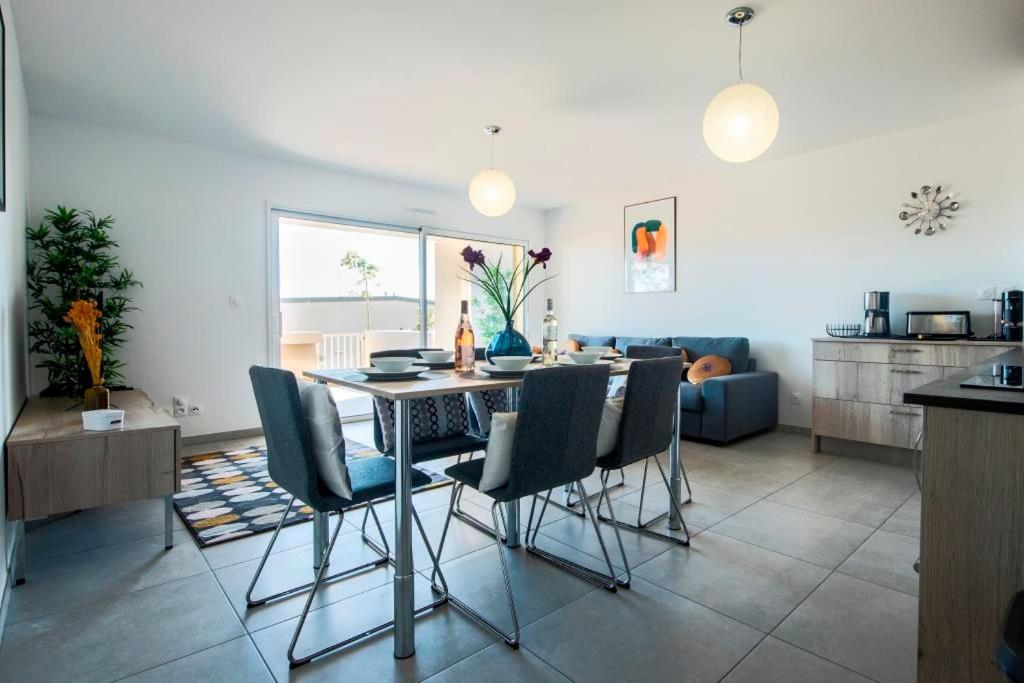 une cuisine et un salon avec une table et des chaises dans l'établissement Blue Pearl A008, à Nice