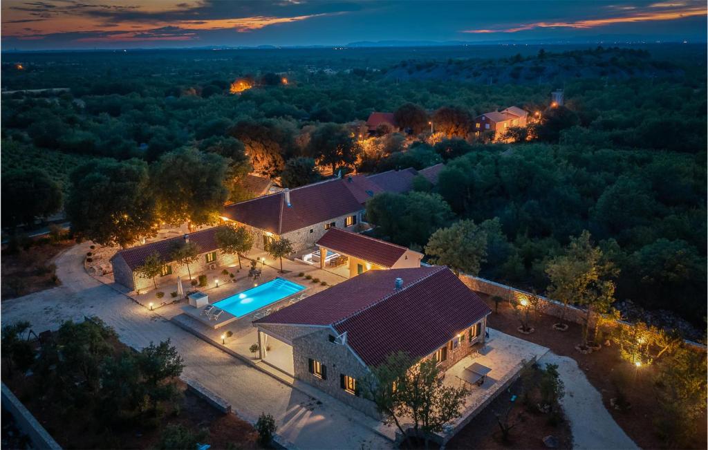 eine Luftansicht eines Hauses mit Pool in der Unterkunft Gorgeous Home In Oklaj With Outdoor Swimming Pool in Oklaj
