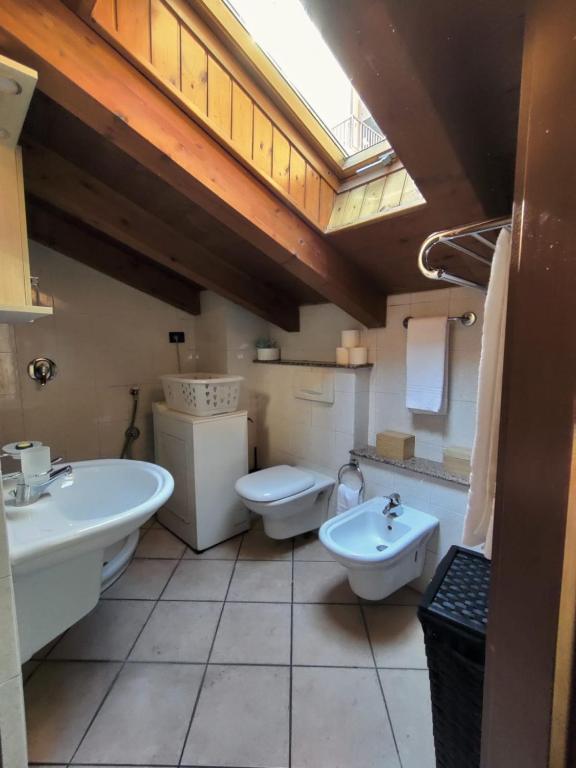 A bathroom at La Mansarda sul Lago