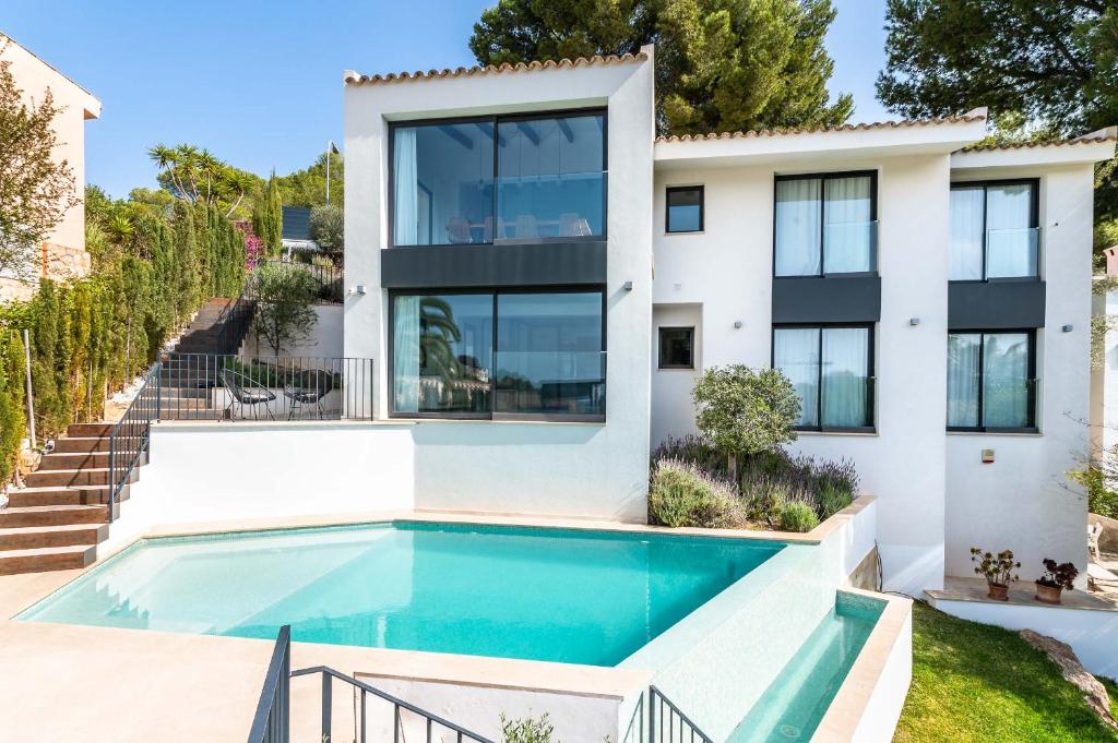 una casa con piscina frente a ella en 3009 - Luxurious new villa in quiet area in Costa de la Calma, en Costa de la Calma