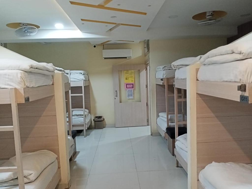 Bunk bed o mga bunk bed sa kuwarto sa Hotel Amigo