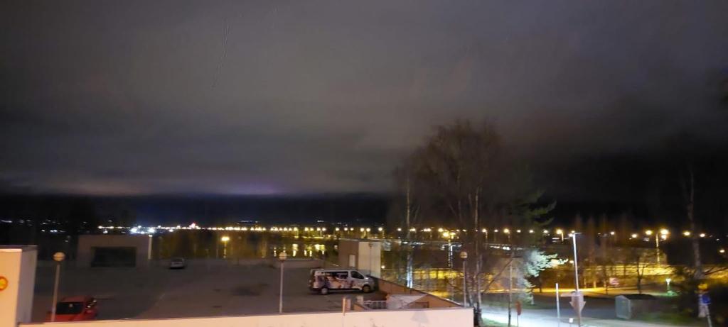 uitzicht op een parkeerplaats 's nachts bij Keskustan kaksio in Rovaniemi