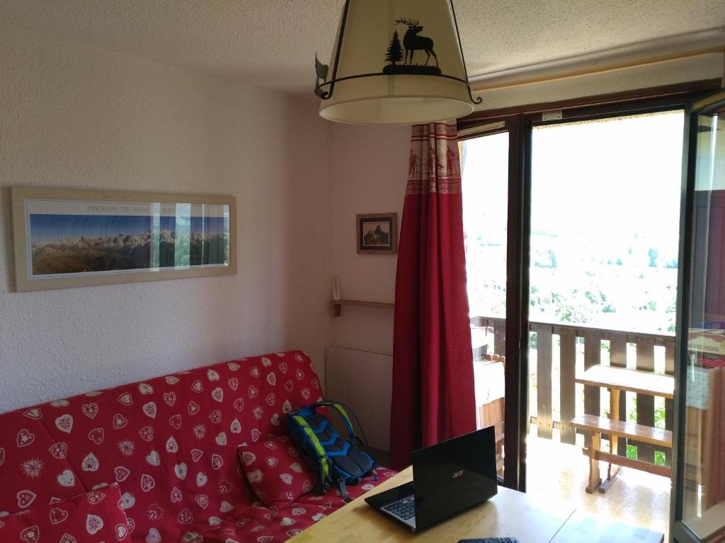 TV a/nebo společenská místnost v ubytování Appartement de vacances