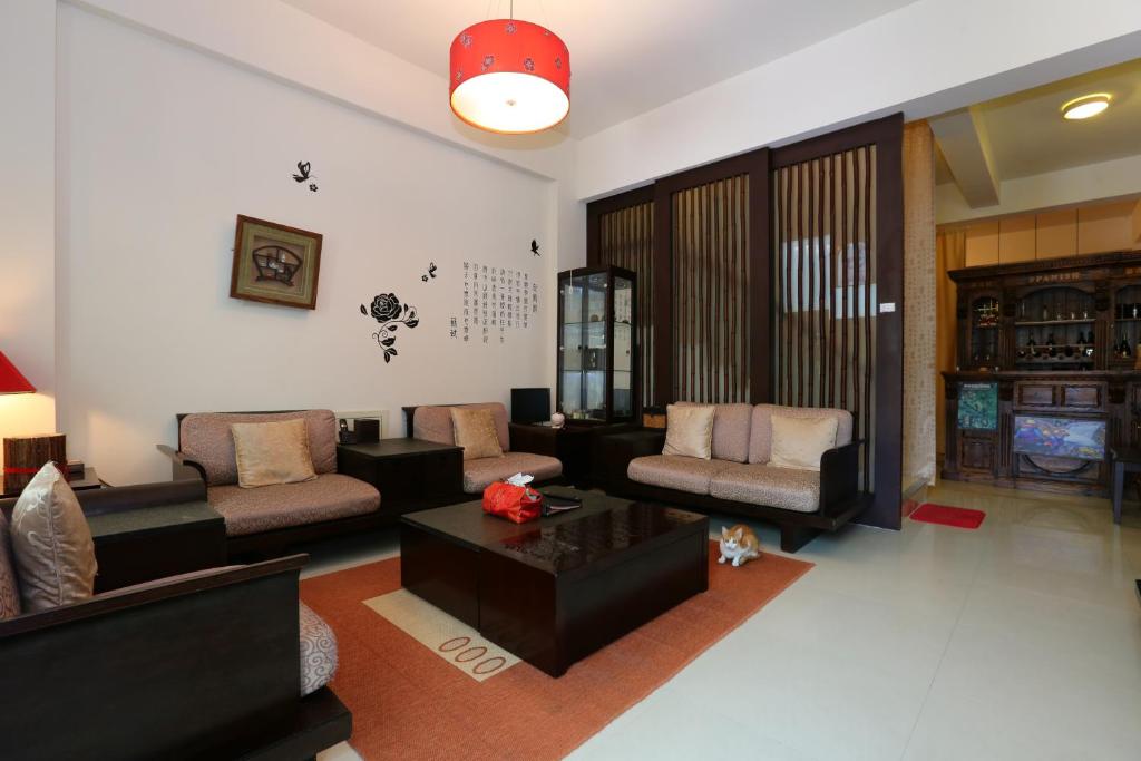 uma sala de estar com um sofá e uma mesa em 大寶的民宿 Tabohouse em Hualien