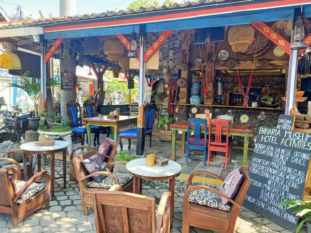 Restaurace v ubytování Lovina Central Hostel
