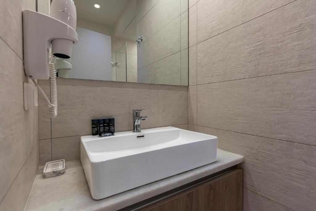 A bathroom at Phaedrus Living City Center Lux Flat Kolonaki