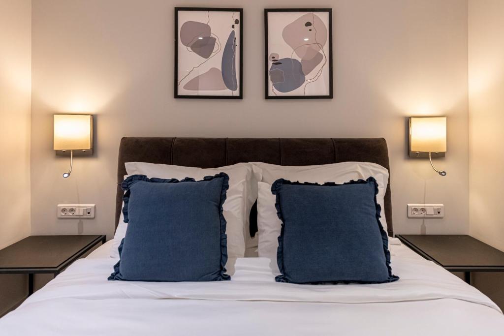 A bed or beds in a room at Phaedrus Living City Center Lux Flat Kolonaki