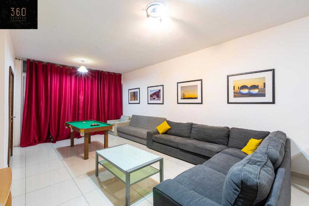ein Wohnzimmer mit einem Sofa und einem Tisch in der Unterkunft A lovely 3 Bedroom, 3 Baths home in the centre of Gzira by 360 Estates in Gżira