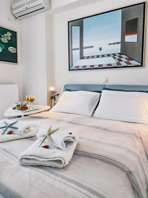 A bed or beds in a room at Mare Marina View 1