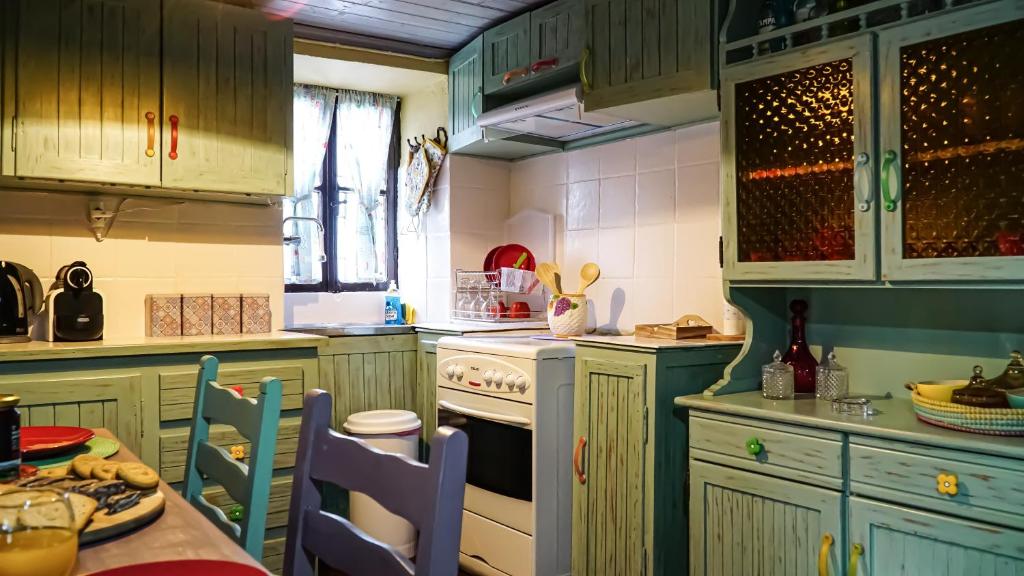 Kuchyňa alebo kuchynka v ubytovaní Dandy Villas-Vintage Cottage House-Pelion-Argalasti-Kallithea