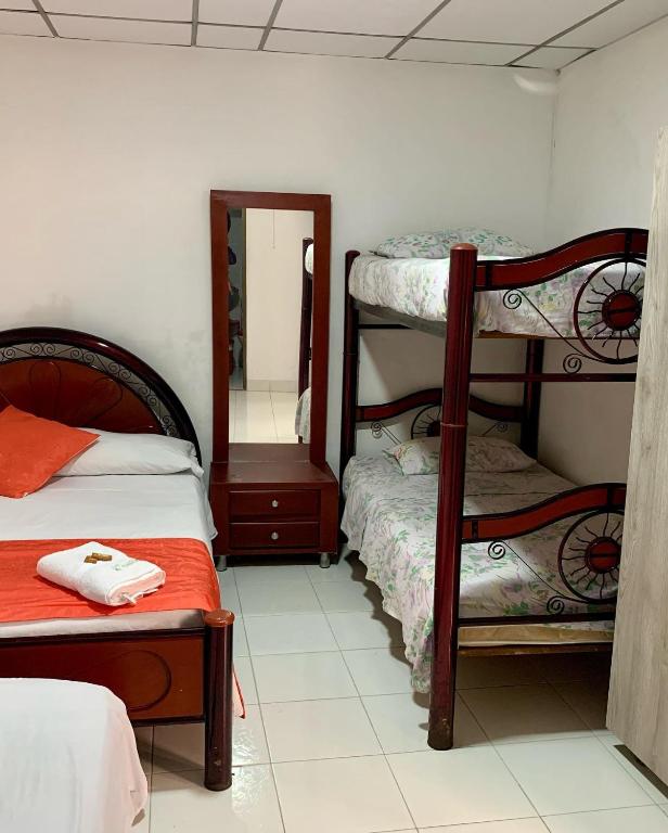 Postel nebo postele na pokoji v ubytování Hotel Mi Casita Pereira