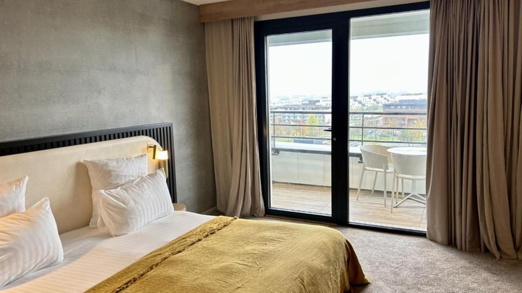 Postel nebo postele na pokoji v ubytování Golden Tulip Reims Bezannes