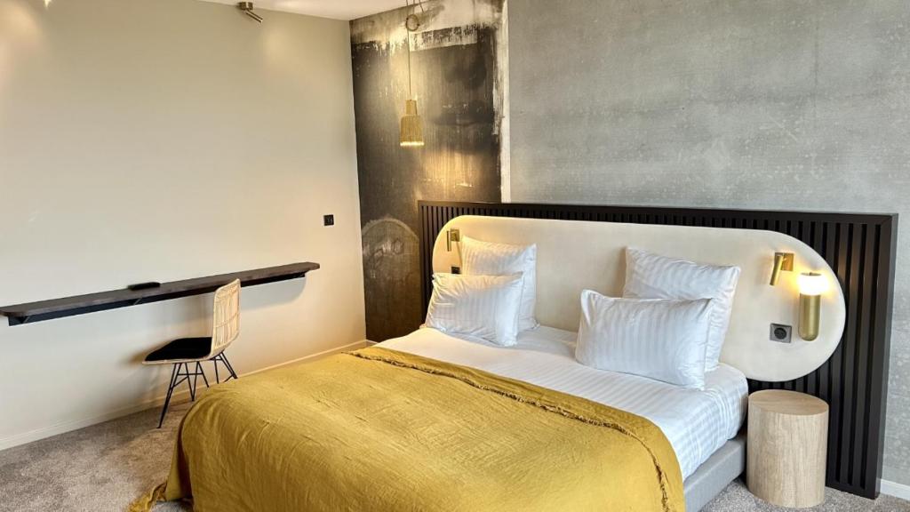 Postel nebo postele na pokoji v ubytování Golden Tulip Reims Bezannes