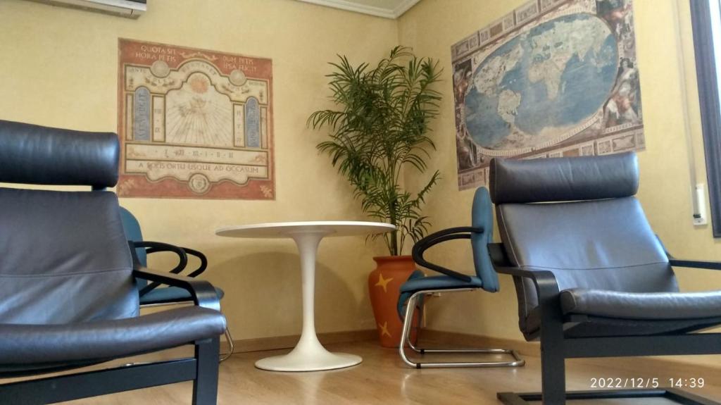 a waiting room with two chairs and a table at Apt 40 m2 air conditioning radiant heating in Vigo