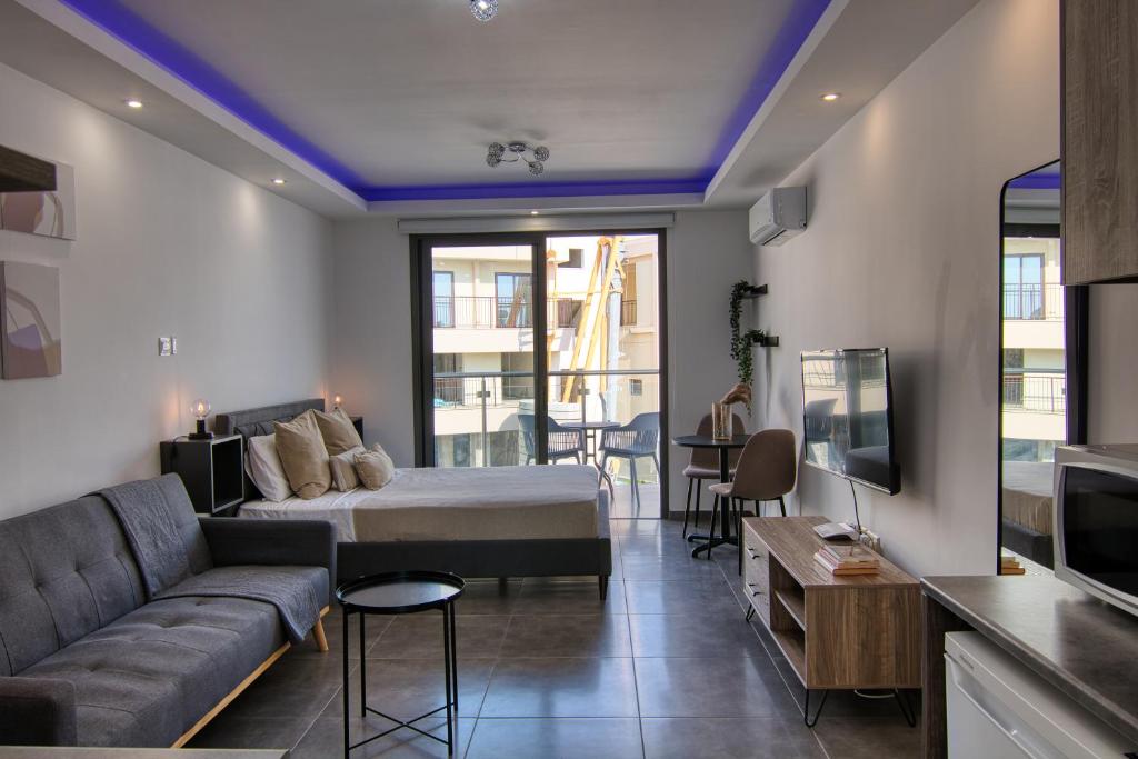 - un salon avec un canapé et une télévision dans l'établissement Phaedrus Living: Seaside Luxury Flat Athina 117, à Paphos