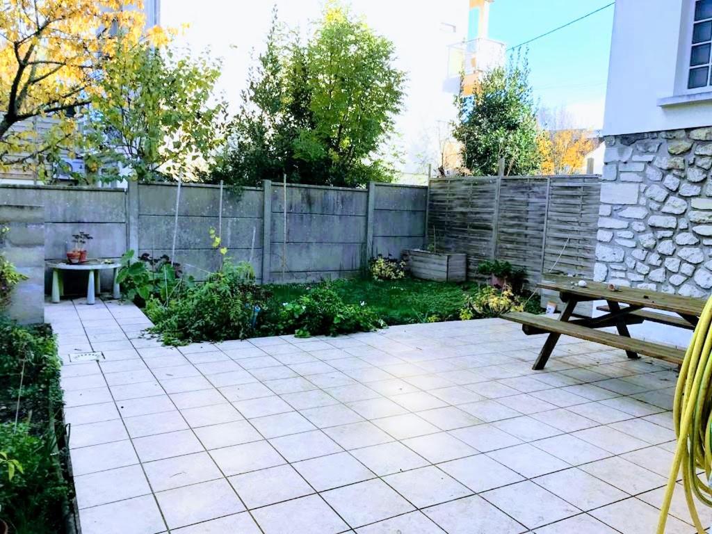Vonkajšia záhrada v ubytovaní Agréable maison en centre ville