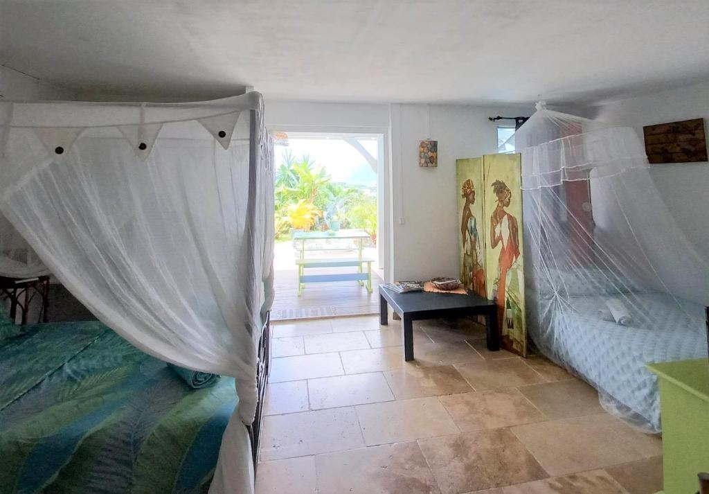 Postel nebo postele na pokoji v ubytování Ti coin de paradis Ylang Ylang