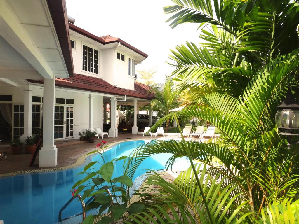 uma piscina em frente a uma casa em Rumah Putih B&B near KLIA em Sepang