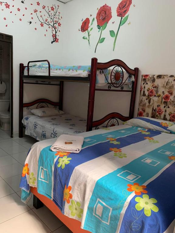 Postel nebo postele na pokoji v ubytování Hotel Mi Casita Pereira