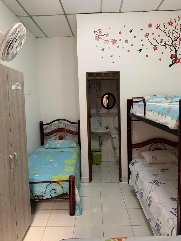 Postel nebo postele na pokoji v ubytování Hotel Mi Casita Pereira