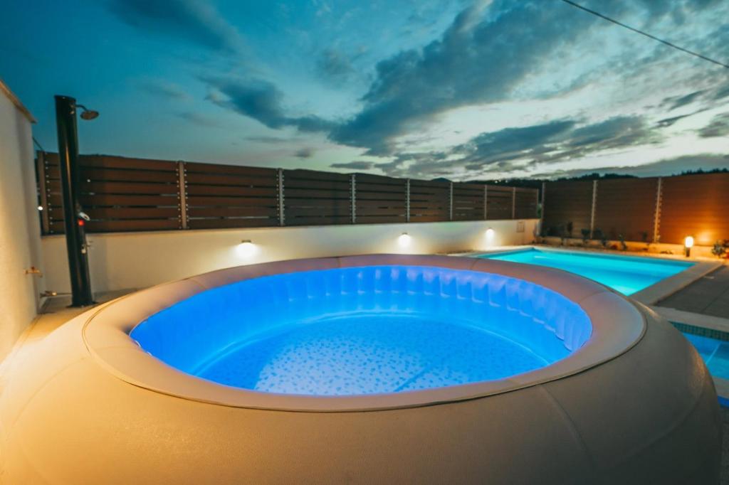 Fotografia z galérie ubytovania Holiday house Stella with Pool & Jacuzzi v destinácii Zmijavci