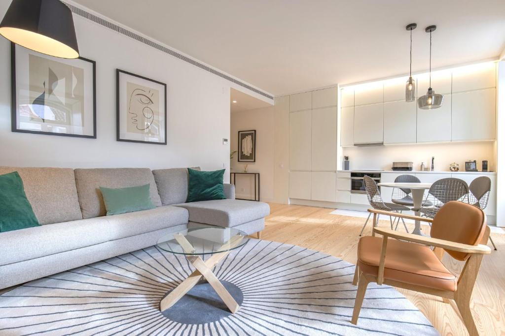 ein Wohnzimmer mit einem Sofa und einem Tisch in der Unterkunft Ando Living - Douradores Townhouse in Lissabon