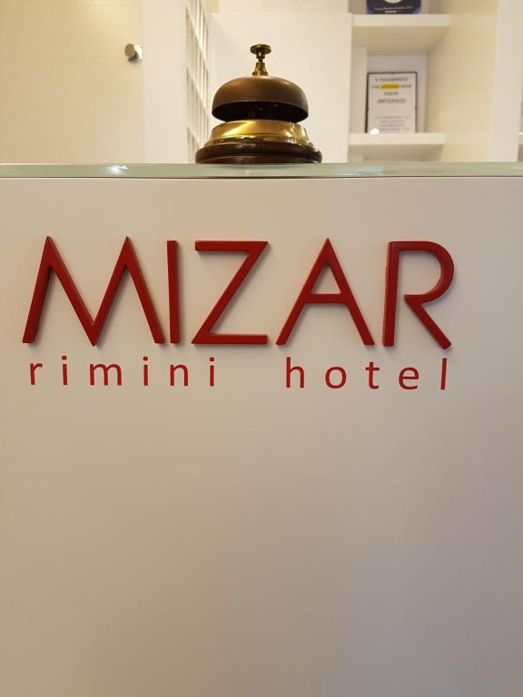 un cartello per un hotel di Marriott Summit di Hotel Mizar a Rimini