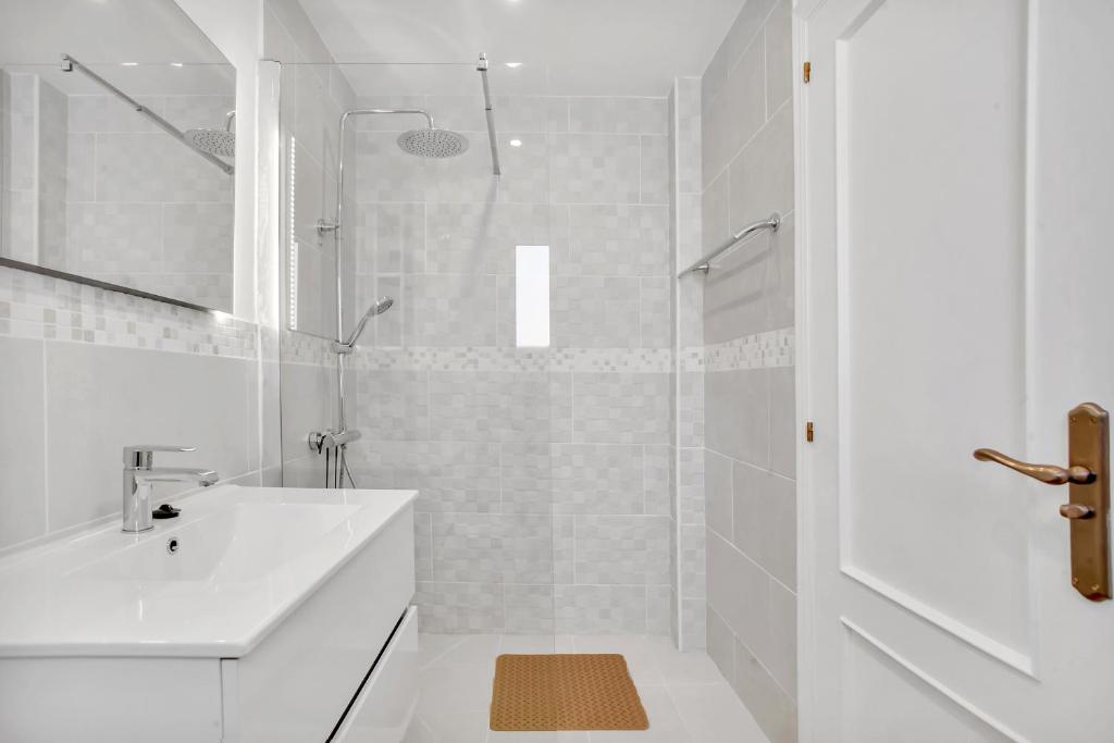 A bathroom at CASA DUNAS