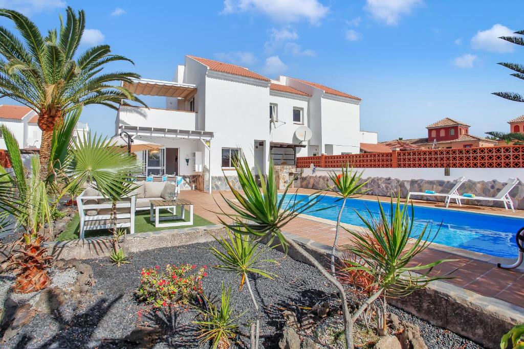The swimming pool at or close to CASA DUNAS