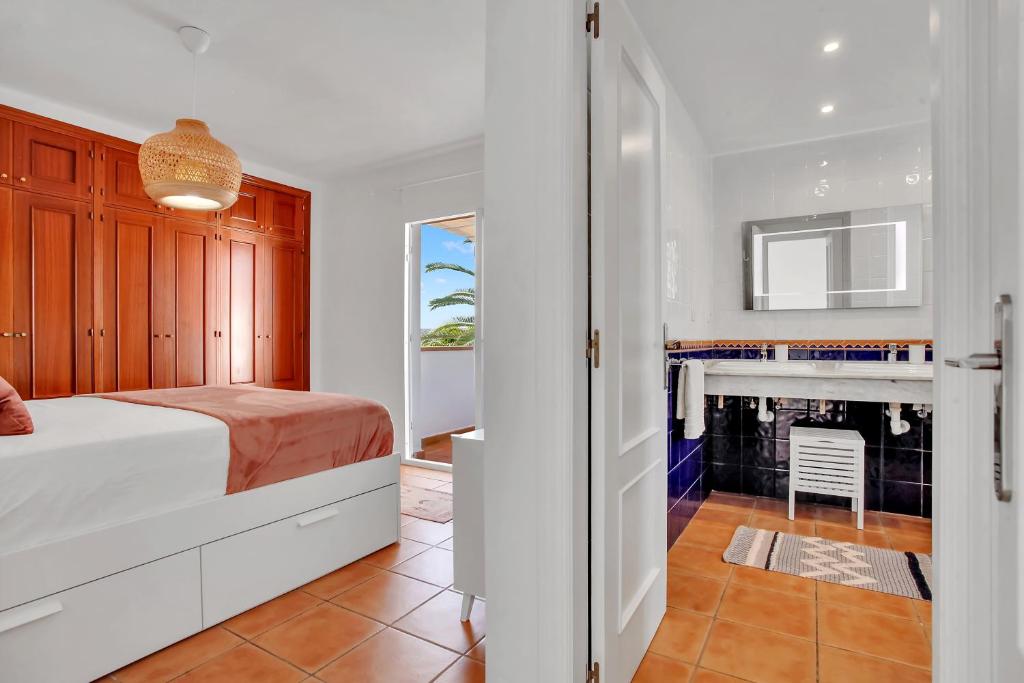 A bed or beds in a room at CASA DUNAS