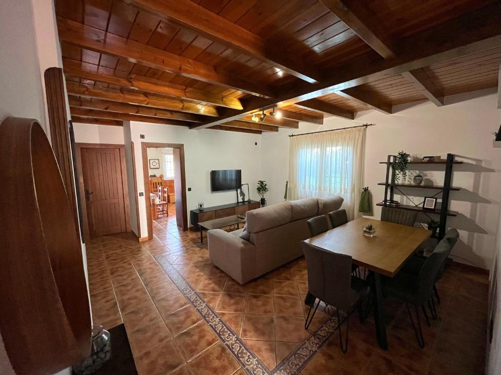 Televízia a/alebo spoločenská miestnosť v ubytovaní Chalet El Parral - Piscina y Sala de Cine